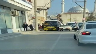 Bu neyin öfkesi...Otomobilin üzerine çıktı, minibüs sürücüsüne böyle tekme attı
