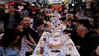 Bu sokakta 6 yıldır iftar sofrası imece usulü kuruluyor