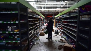 Bucha sakinleri Rus saldırılarının hedefi olan markette bozulmamış ürün aradı