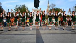 Bulgar folklor ekibi ve vatandaşlar Edirnede Ankara havası oynadı