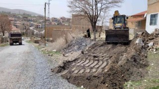 Bünyanda bozuk yollar yenilenmeye devam ediyor