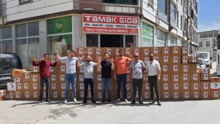 Burhaniyede Beşiktaşlı taraftarlardan gıda yardımı