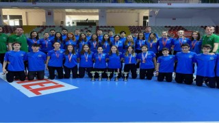 Bursa Büyükşehir voleybol takımları 5 kupa kazandı
