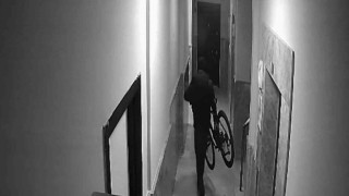 Bursada bir hafta arayla 2 bisiklet çalan hırsız kameraya yakalandı