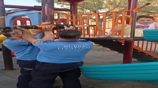 Bursada kaydırak demirlerine sıkışan çocuğu itfaiye böyle kurtardı