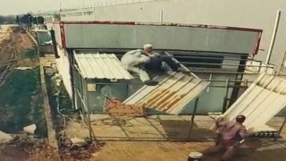 Bursada onarım yaparken çatıdan böyle düştü