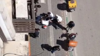 Bursada seyir halindeki kurye dengesini kaybederek yere düştü