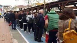 Büyükadada metrelerce elektrikli araç kuyruğu oluştu