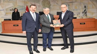 Büyükşehir Belediyesinin kültür hazinesi meclis üyelerine hediye edildi