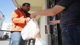 Çayırovada ihtiyaç sahiplerine gıda kolisi ve sıcak yemek