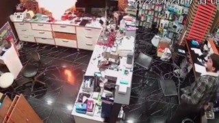 Cep telefonu bir anda alev aldı