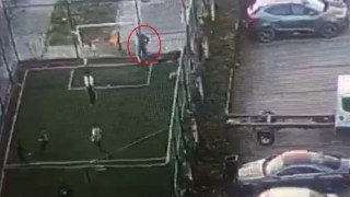 Cep telefonunu tel örgülerin arasından böyle çaldı
