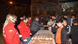Ceyhanda teravih sonrası cemaate tatlı ikramı