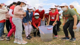Çocuklar göle balık bırakarak 23 Nisanı kutladılar