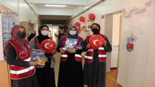 Çocuklar için hastane koridorunu süsleyip oyuncak dağıttılar
