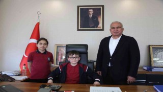Çocuklar koltuğa oturdu, Başkan Tollu projelerini dinledi