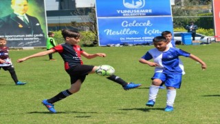 Çocuklar Yunusemre Bahar Futbol Turnuvasında eğlendi