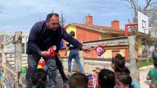 Çocuklara bir kamyonet dolusu oyun topu dağıttı
