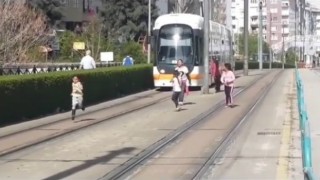 Çocukların tramvay ile tehlikeli oyunu yürekleri ağza getirdi