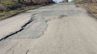 Çöken yol sürücülerin tepkisine yol açıyor