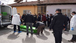 Çukurlar kazılı evde ölü bulundu