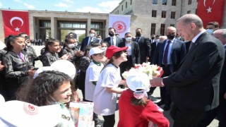 Cumhurbaşkanı Erdoğan, Mecliste karşılaştığı çocuklarla sohbet etti