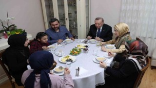 Cumhurbaşkanı Erdoğan, Ümraniyede bir vatandaşın evinde iftar yaptı