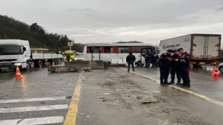 D-650de kontrolden çıkan işçi servisi refüje çarptı: 3 yaralı