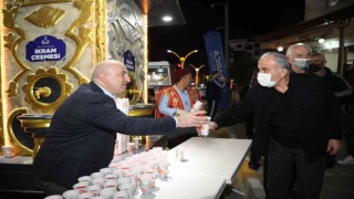 Darıcada teravih namazı sonrası şerbet ikram ediliyor