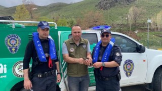 Deniz polisi Van Gölünde poşete dolanan yaralı ebabil kuşunu kurtardı
