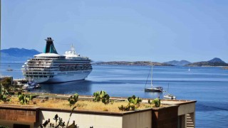 Denizden gelen turist Bodrumlu esnafın yüzünü güldürdü