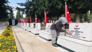 Denizlide mezarlıklarda bayram mesaisi