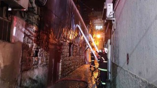 Depo yangını geceyi gündüze çevirdi