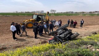 Devrilen traktörün altında kalan baba öldü, oğlu yaralandı