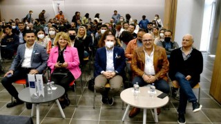 Dijital dünyanın kapıları Kuşadası İstasyon Topluluk Merkezinde aralandı