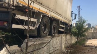 Direksiyon hakimiyetini kaybeden tır sürücüsü istinat duvarına çıktı