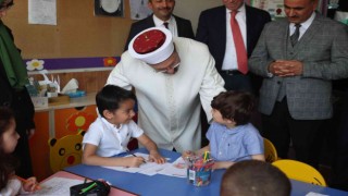 Diyanet İşleri Başkanı Erbaş, Fransada 4-6 yaş Kuran kursu ve hafızlık öğrencilerini ziyaret etti