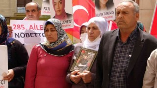 Diyarbakırda 25 yıllık muhtar, oğlu için ailesiyle evlat nöbetine katıldı