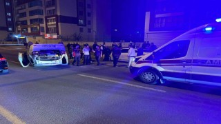 Diyarbakırda kavşakta kontrolü kaybedilen otomobil takla attı