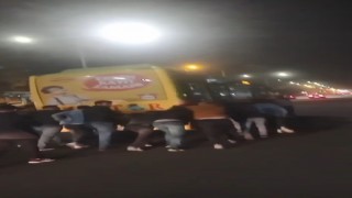 Diyarbakırda özel halk otobüsünün yakıtı bitti, yolcular itti
