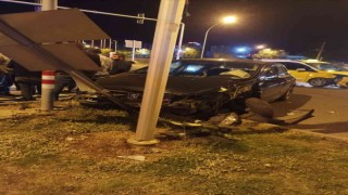 Diyarbakırda ticari taksi ile otomobil kafa kafaya çarpıştı: 2 yaralı