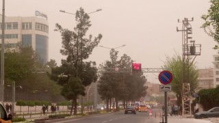 Diyarbakırda toz bulutu nedeniyle gökyüzü kızıla büründü