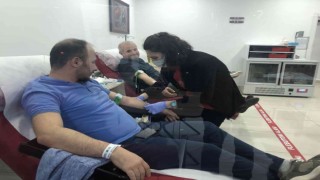 Doktor ve hemşireler bu kez hayat kurtarmak için kan bağışı yaptı