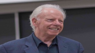 Dr. Tony Bates ile koronavirüs sonrası açık üniversitelerin rolü ve geleceği konuşuldu
