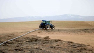 DSİ yardımcı olmadı, üretimden vazgeçmeyerek tarlasına 2.5 km boru döşedi
