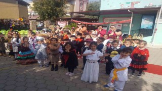 Dünya Çocuklarının Kostümleri Defileyle Sergilendi