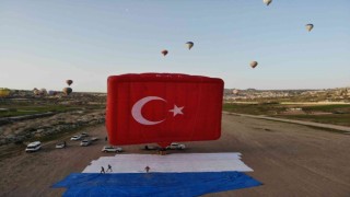 Dünyanın en büyük bayrak figürlü balonu Kapadokyada havalandı
