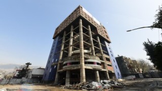 Dünyanın en saçma binasının 5 katı yıkıldı