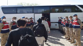 Düzensiz göçmenler sınır dışı ediliyor
