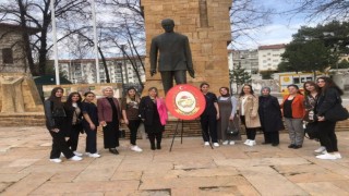 Ebelik Bölümü öğrencileri çelenk sundu